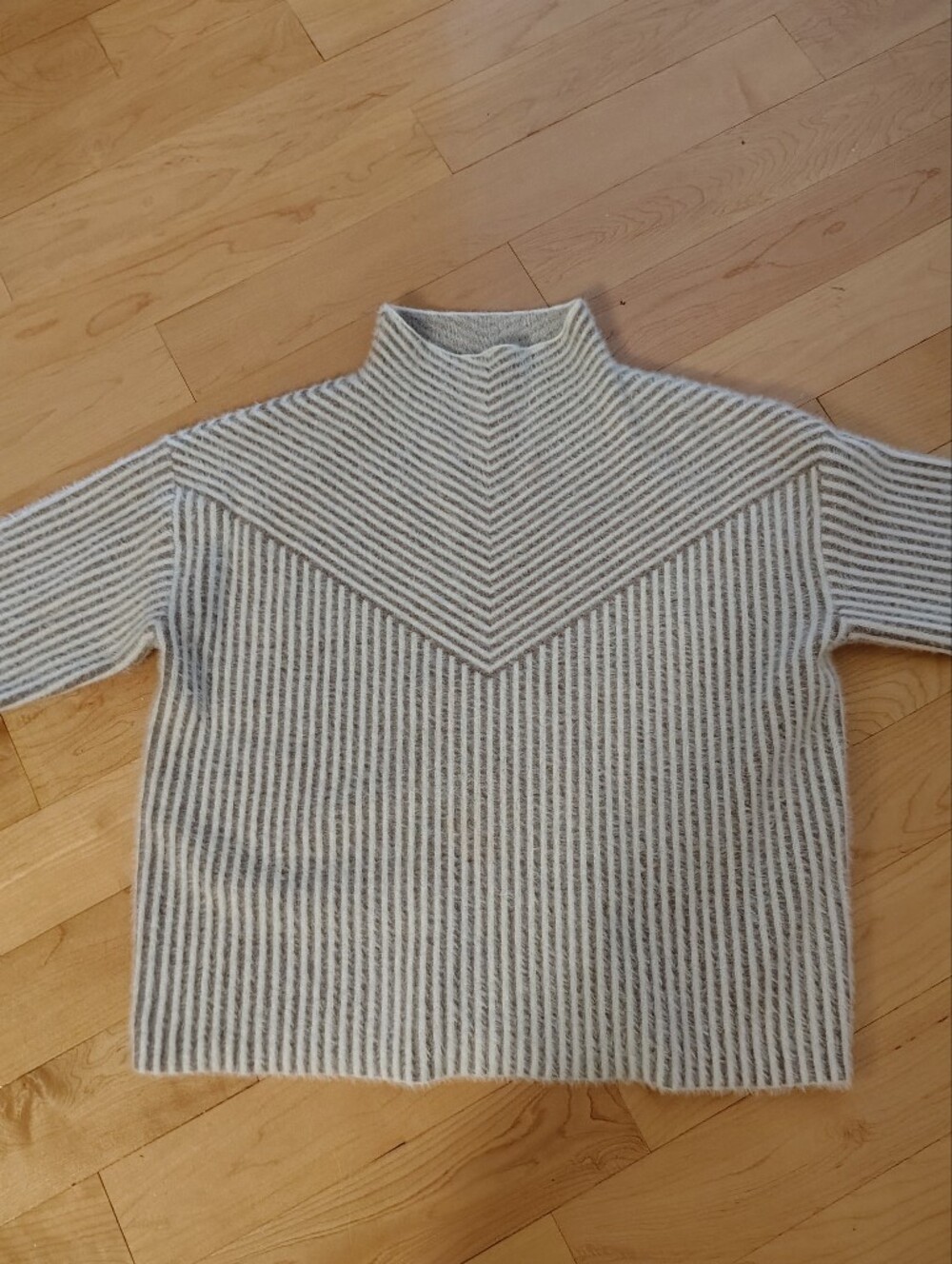 Women's Cream & Gray Ribbed Mock Neck Sweater